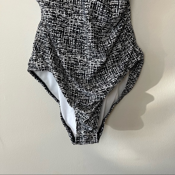 Speedo One Piece Swimsuit Black and White Crisscross Pattern - Picture 5 of 10